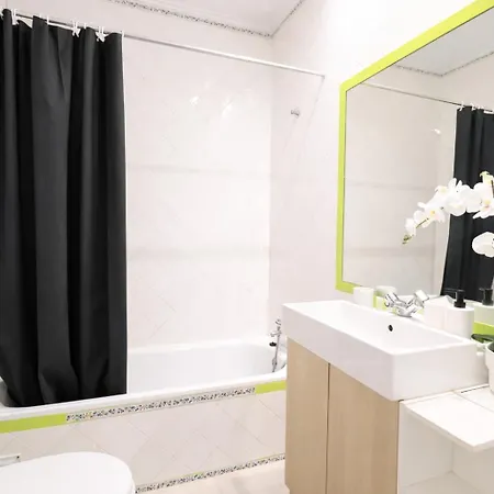 Campo De Ourique Portuguese 2-bedroom With Backyard דירה