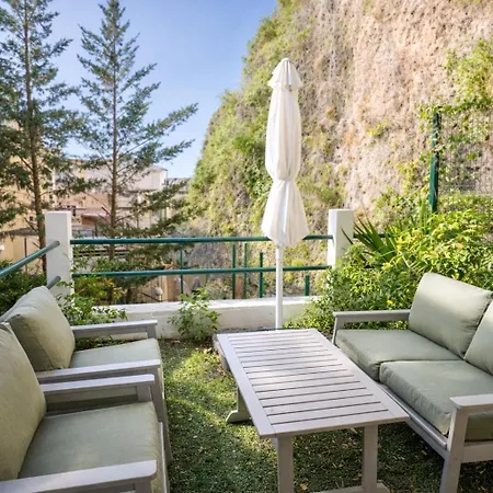 Campo De Ourique Portuguese 2-bedroom With Backyard * ליסבון