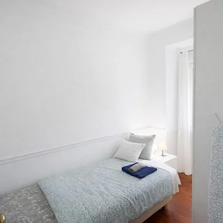 Campo De Ourique Portuguese 2-bedroom With Backyard