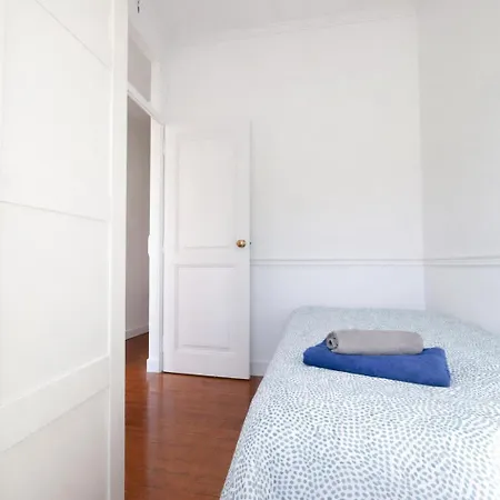 Campo De Ourique Portuguese 2-bedroom With Backyard דירה *
