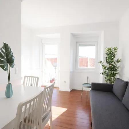 Campo De Ourique Portuguese 2-bedroom With Backyard ליסבון