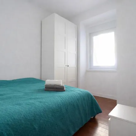 Campo De Ourique Portuguese 2-bedroom With Backyard ליסבון